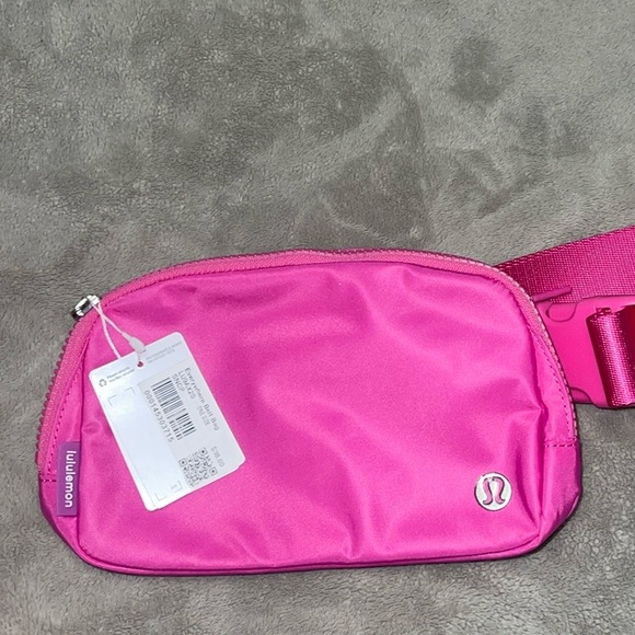Lululemon everywhere belt bag NEW WITH TAGS..(includes a free bag ) 1L S… - Picture 2 of 7